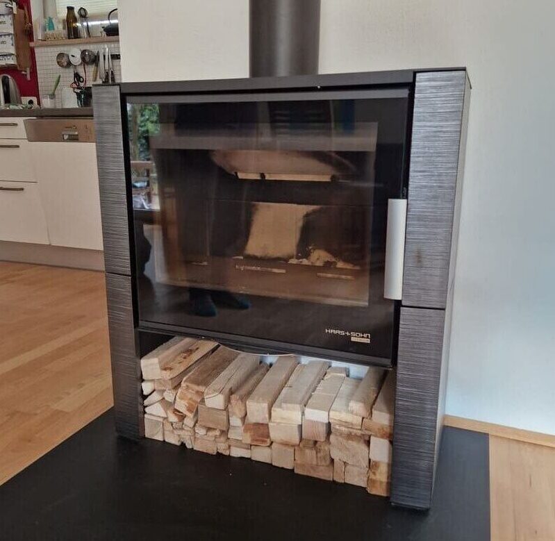 Moderner Heizkamin mit zusätzlicher Holzlagerung unter dem Ofen