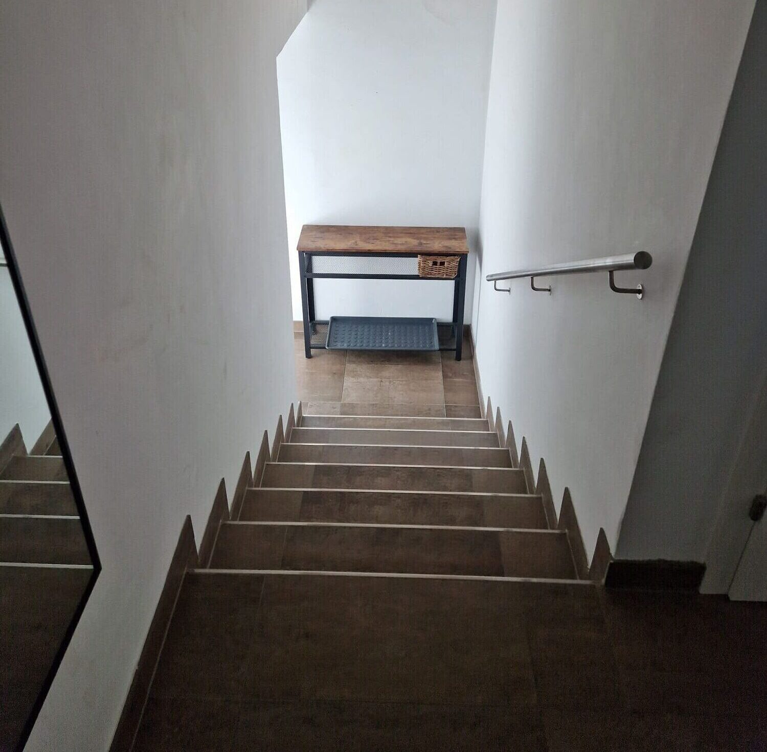 Modernes Stiegenhaus mit braunen Fliesen