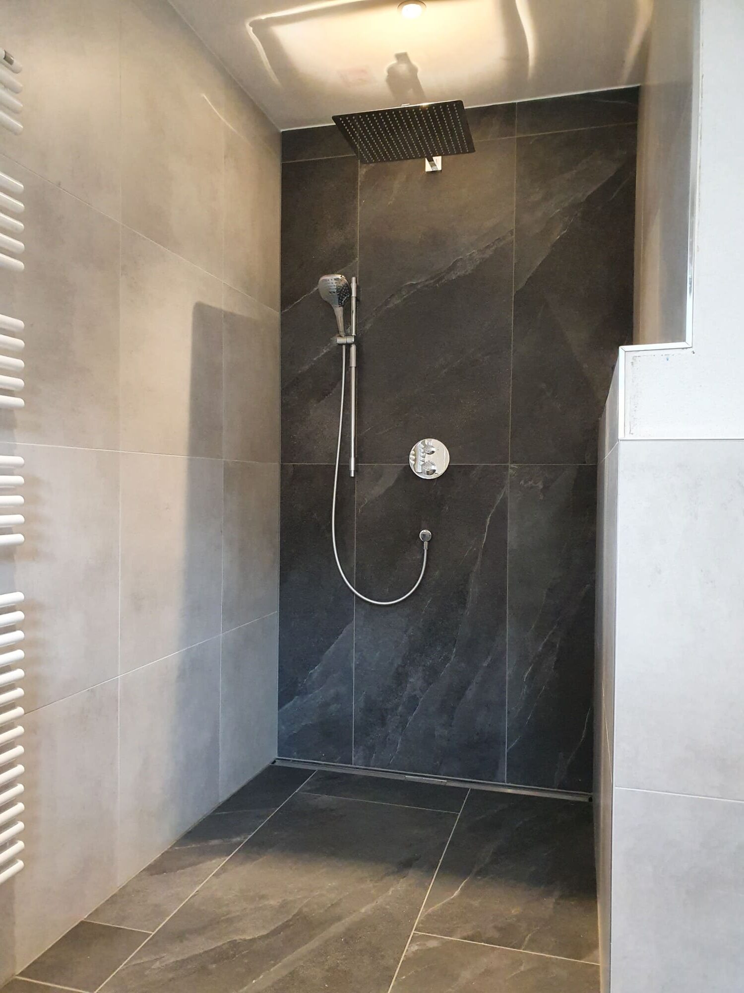 Modernes Bad mit einer Mischung aus dunklen und hellen Fliesen