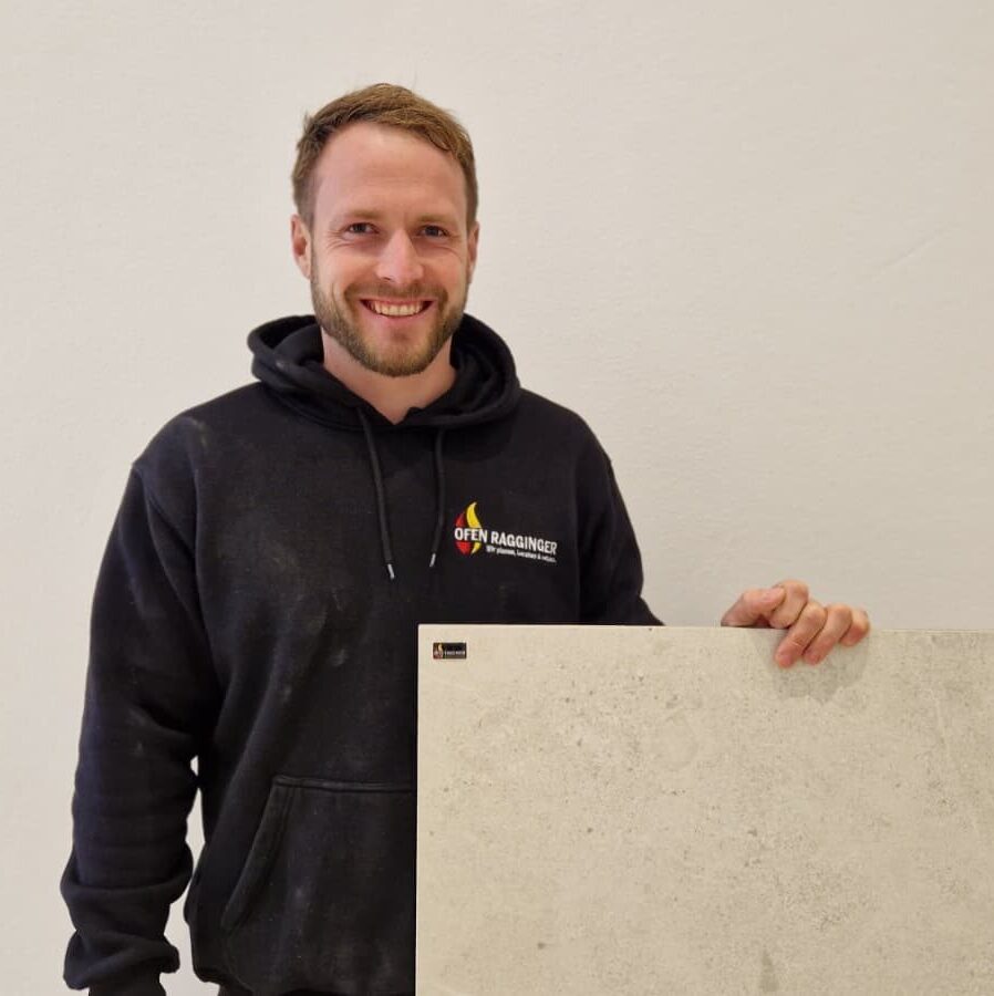 Bernhard Ragginer mit einer modernen Fliese
