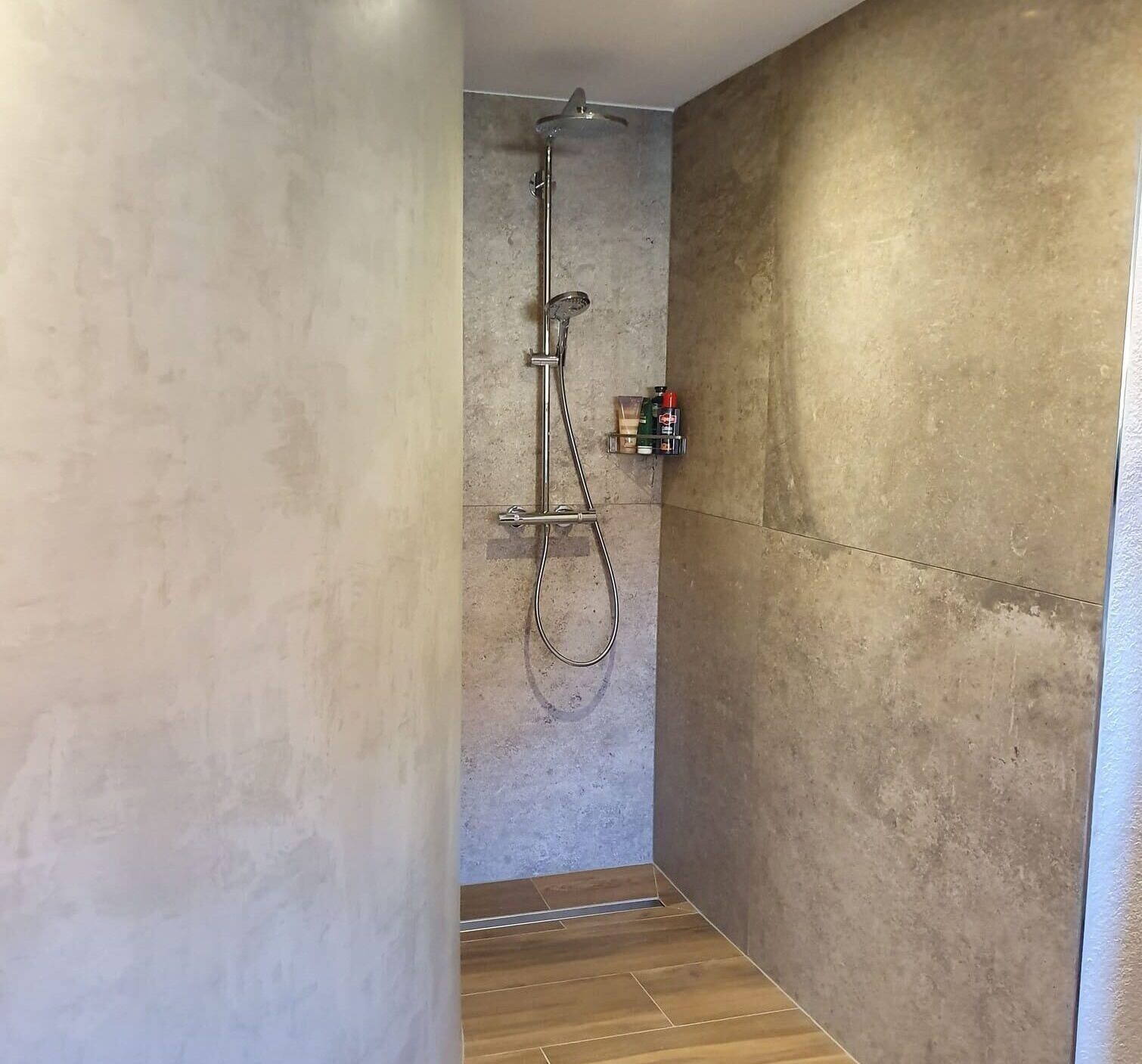 Moderne Dusche aus Stein