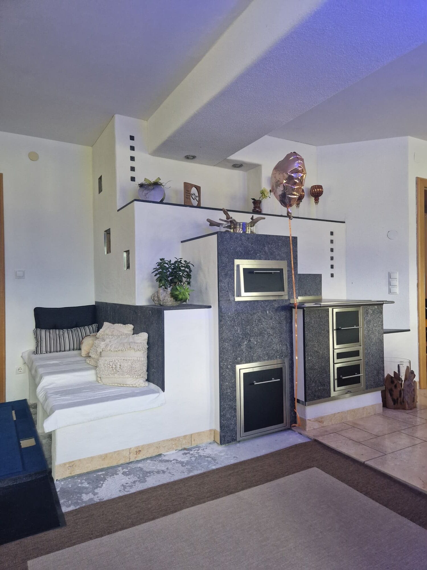 Moderner Kachelofen perfekt integriert in einer weißen Wand