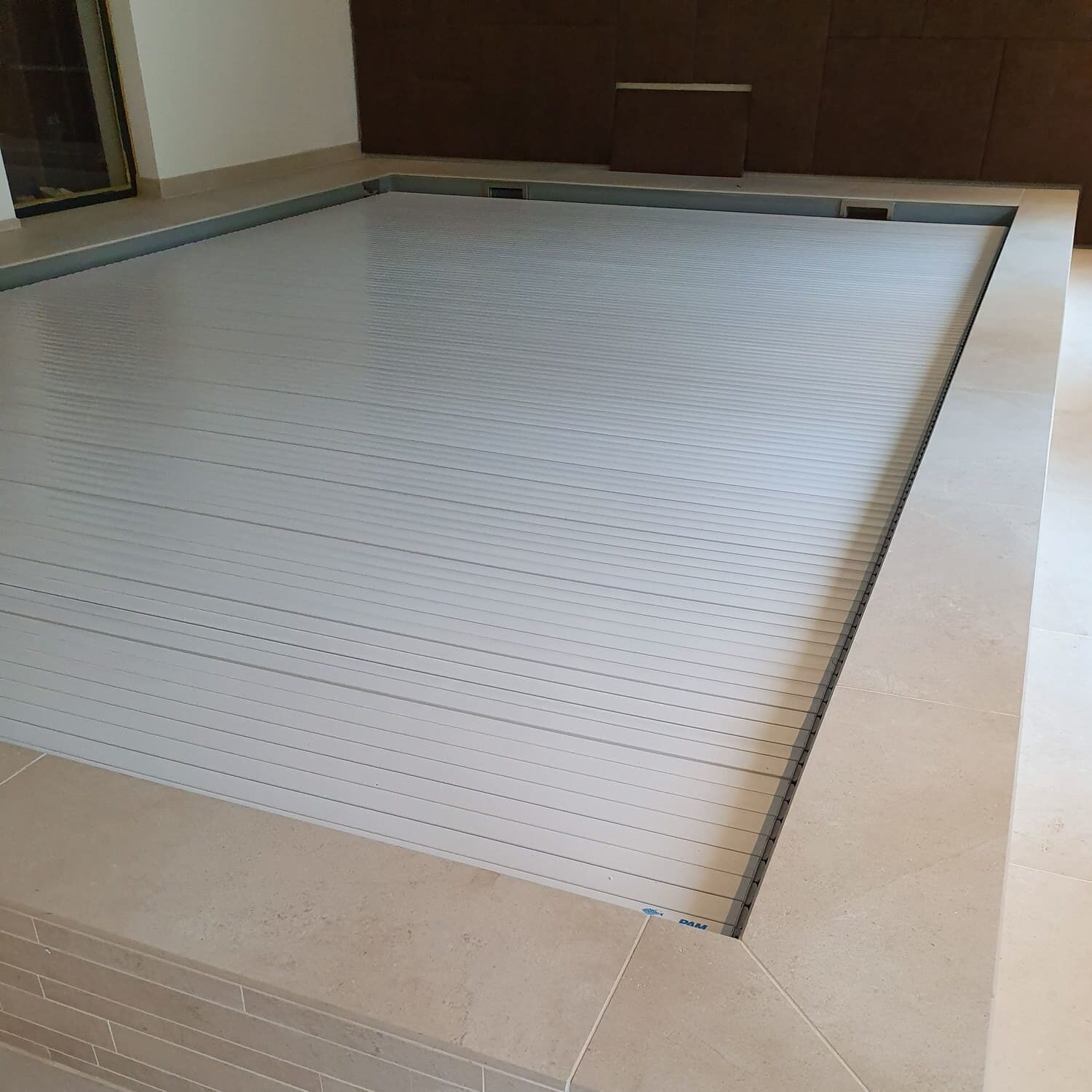 Gefliester Indoor-Pool mit Abdeckung