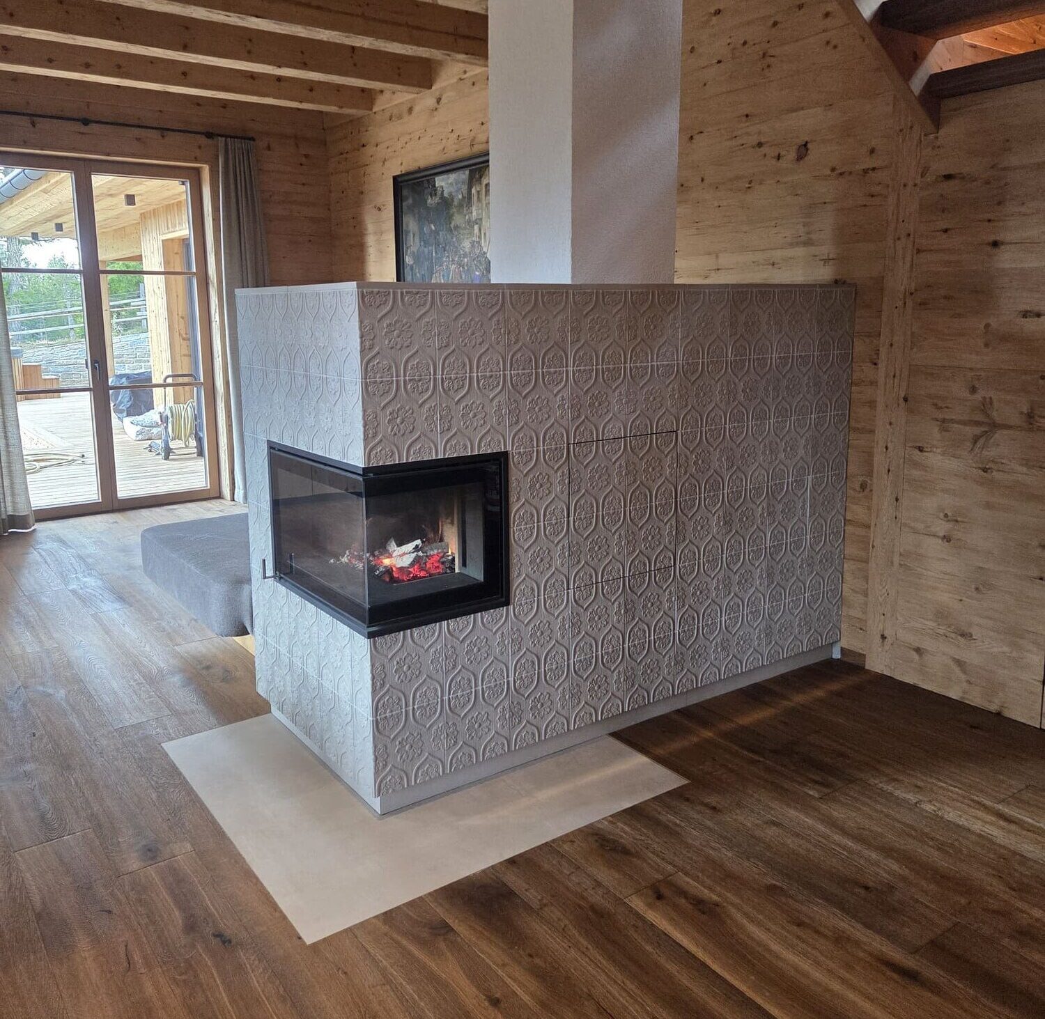 Moderner Kachelofen in einem Holzhaus