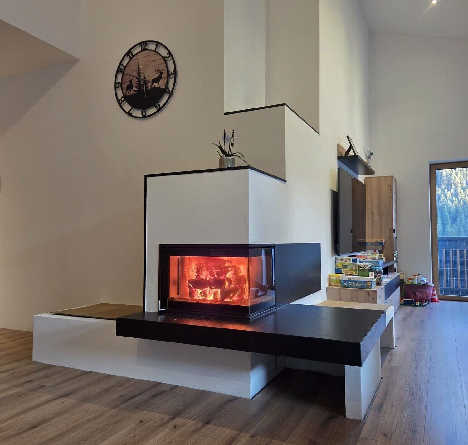 Moderner Kachelofen perfekt integriert in einer weißen Wand