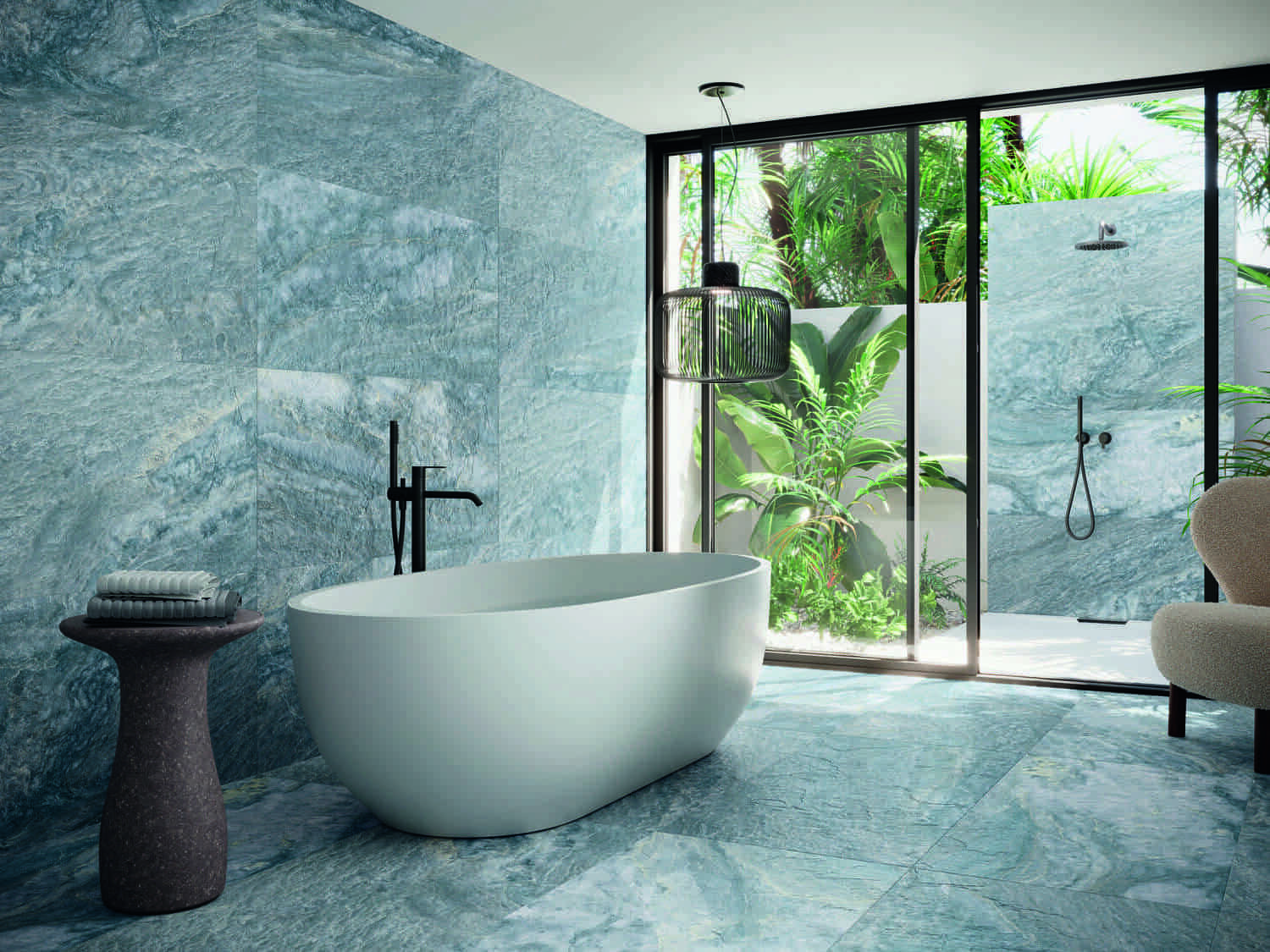 Modernes Badezimmer mit weißer Badewanne das vollständig in blauen Fliesen ausgekleidet worden ist mit Outdoor-Dusche