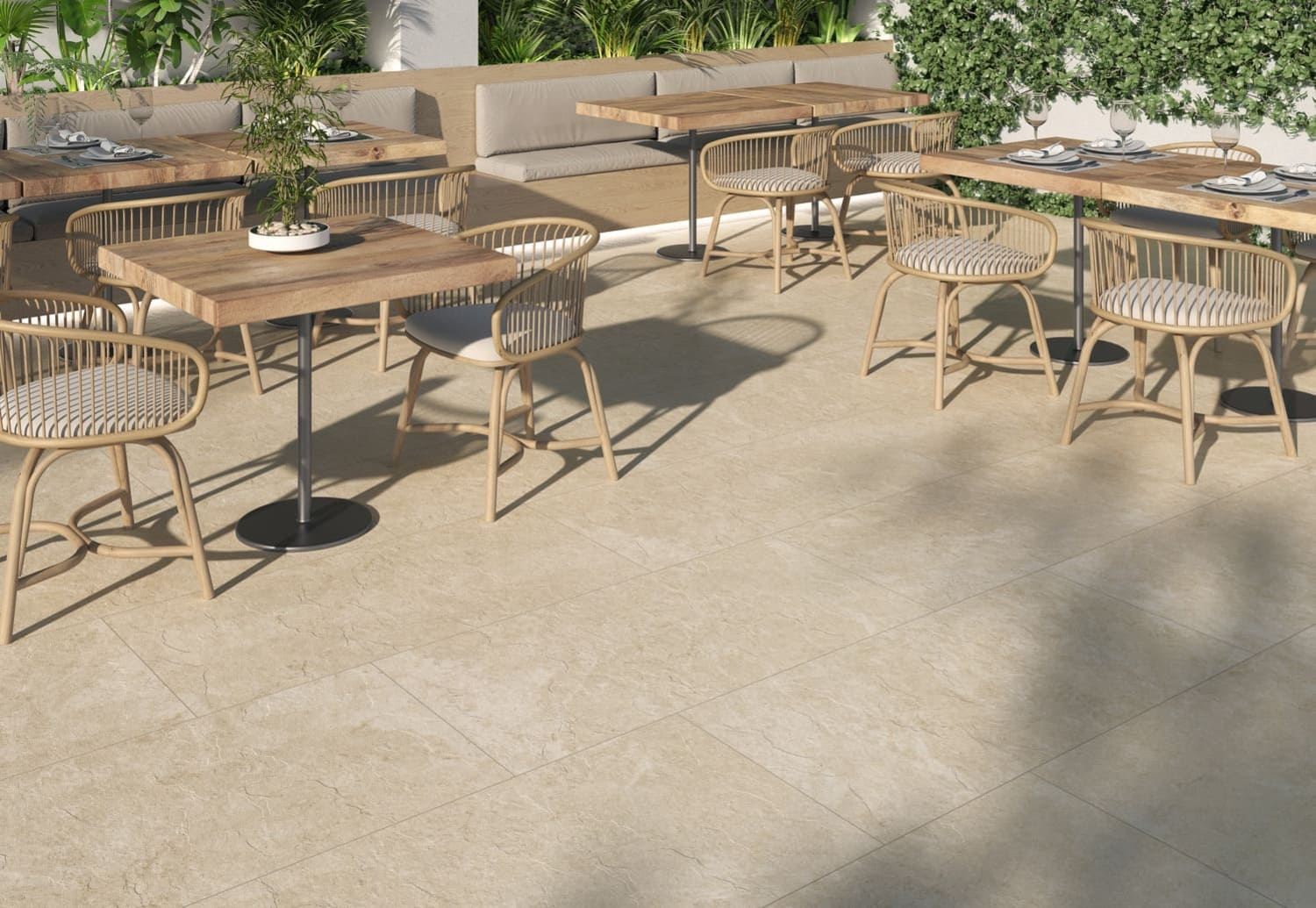 Terrasse mit großformatigen Außenfliesen in Steinoptik